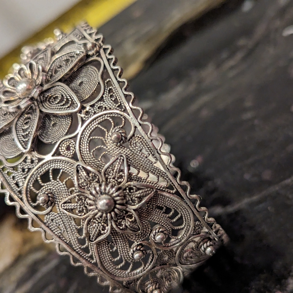 Stunning Sterling silver bangle bracelet. Vintage estate piece.